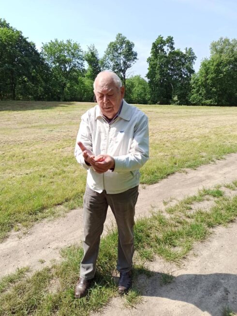 W trakcie wywiadu etnograficznego na terenie Doliny Śmierci. Świadek jako 13-letni chłopak trzymał w rękach spalone szczątki ludzkie (fot. D. Kobiałka).