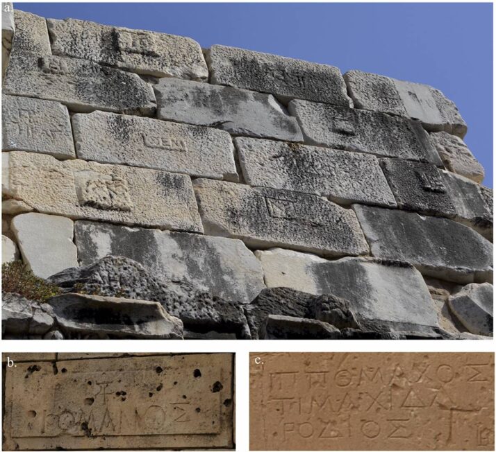 Znaki kamieniarskie na blokach świątyni Apollina w Didymie oraz graffiti i znak kamieniarski na murach Bramy Tokry w Ptolemais