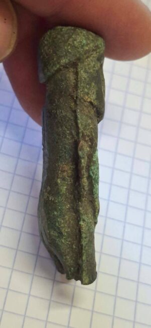 Brązowa figurka spod Pruszcza Gdańskiego widziana z boku