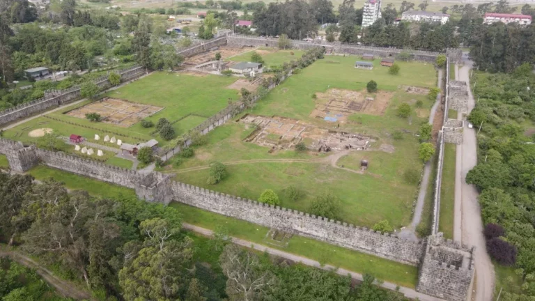 Widok z lotu ptaka na ruiny fortu Apsaros