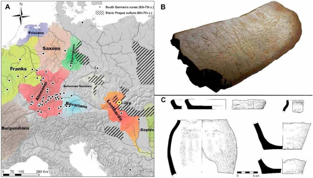 A) - rozmieszczenie odkrytych runicznych inskrypcji z VI i VII wieku (czarne kropki) na tle przebadanych germańskich (kolorki) i słowiańskich (szrafura) stanowisk osadniczych; B) odkryty przedmiot z kości z widoczną inskrypcją runiczną; C) odkryta ceramika towarzysząca zabytkowi z kości (fot. Macháček et al. 2021, fig. 1, CC BY 4.0)