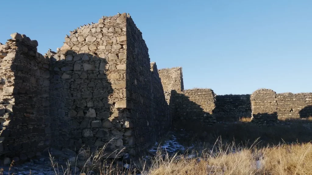 Ruiny Ordu Baliq zwanego również Mubalik na stepie Talal-khain-dala. Miasto Kaganatu Ujgurów zniszczone w roku 840 n.e. przez turecki Kaganat Kirgiski