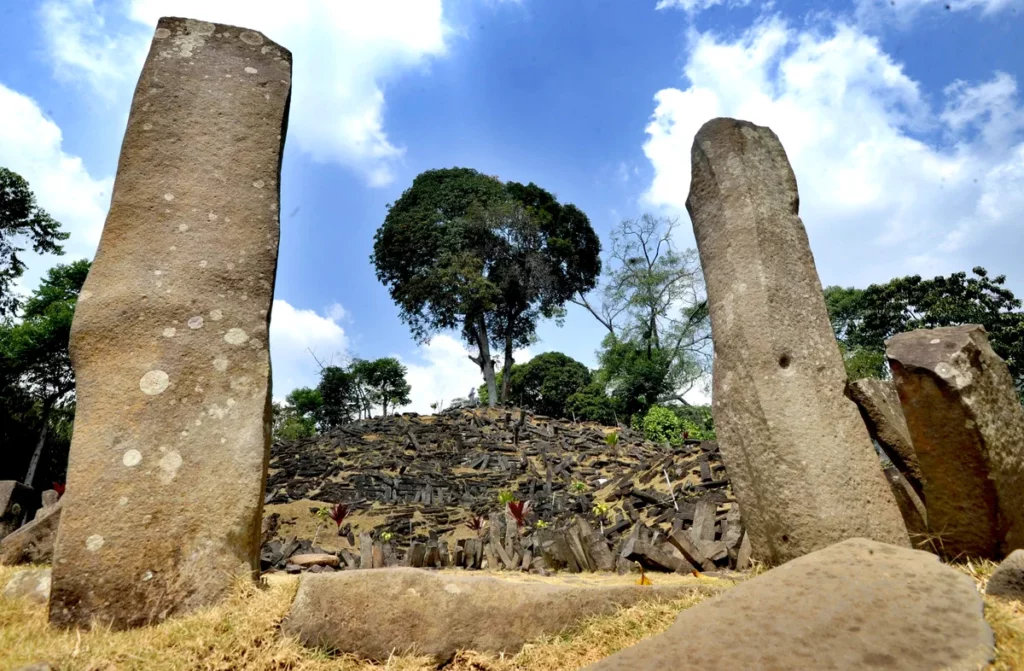 Głównym tematem pierwszego odcinka jest indonezyjskie stanowisko megalityczne