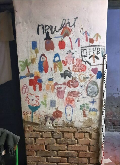 Rysunki dzieci na ścianach głównej komory piwnicy, 1 marca 2025 (fot. M. Lemiesz).