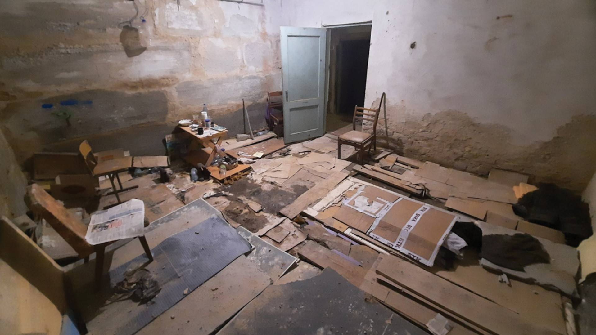 Pomieszczenie piwniczne zaadaptowane do przetrwania, z izolacją z kartonu i stołami do ping-ponga, 11 czerwca 2023 (fot. M. Lemiesz).