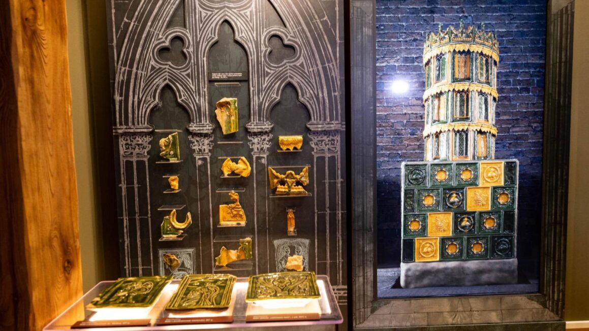 Kafle piecowe i rekonstrukcja pieca na wystawie w Muzeum Śląska Opolskiego.