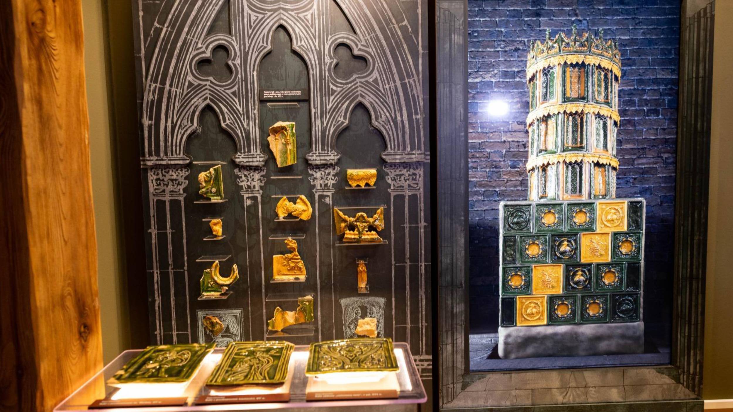 Kafle piecowe i rekonstrukcja pieca na wystawie w Muzeum Śląska Opolskiego.