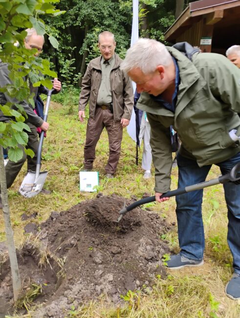 Uczestnicy jubileuszu KAFU sadzą pamiątkową lipę w pobliżu grodziska w Kiełpinie