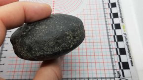 Okrągły kamień spod Torunia okazał się zabytkiem sprzed 2,5 tys. lat!