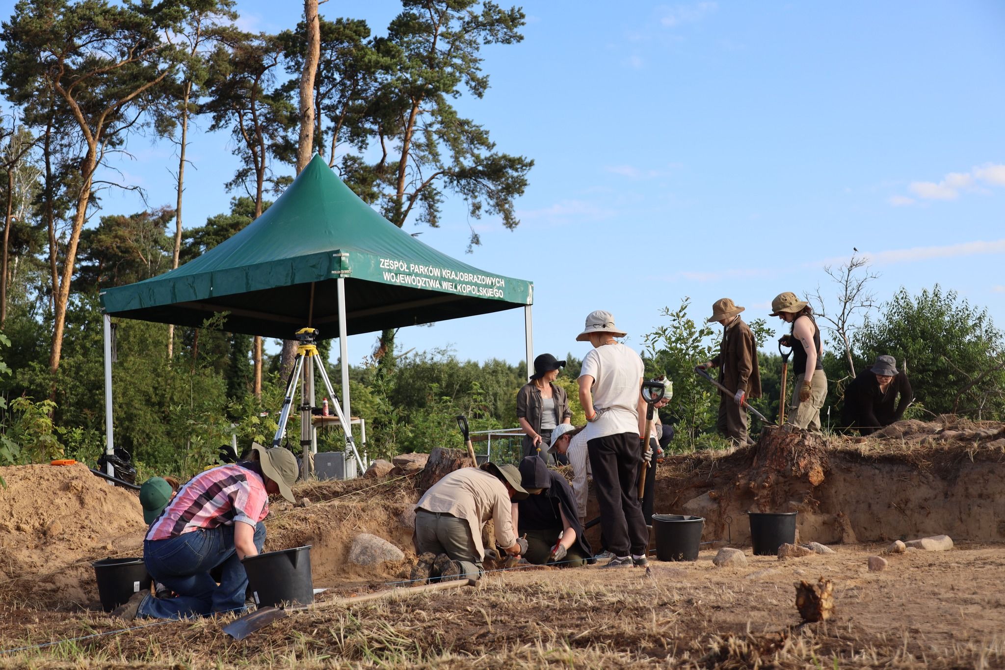 Weryfikacja archeologiczna dwóch obiektów potwierdziła, że są to długie grobowce ziemne zbudowane ok. 5,5 tys. lat temu