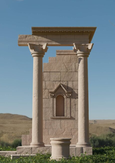 Rekonstrukcja antycznej budowli z Latsithkia z dwiema kolumnami, kamiennym belkowaniem i ozdobną niszą.