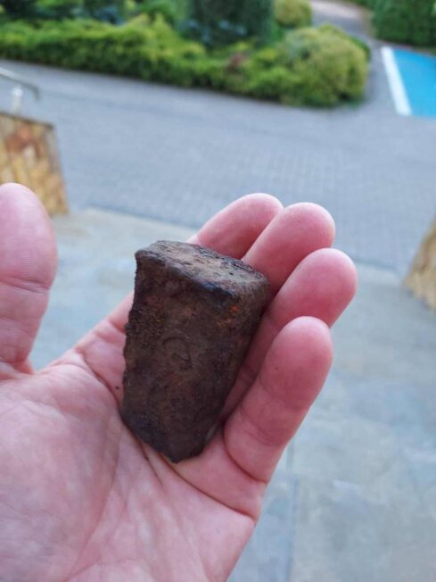 Niewielkie żelazne kowadło z Bagienic Wielkich, z widocznymi wgnieceniami po uderzeniach młota.