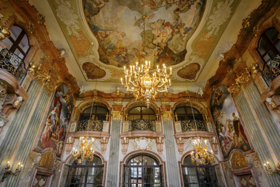 Sala Maksymiliana z zawieszonymi kopiami dzieł Schefflera (fot. Zamek Książ)