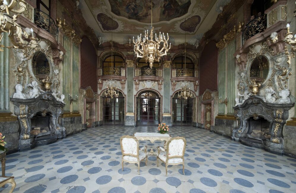 Sala Maksymiliana z czerwonymi płótnami, które maskowały pustki po skradzionych obrazach (fot. Zamek Książ)