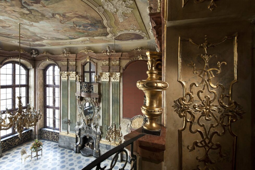 Widok z góry na Salę Maksymiliana jeszcze przed zawieszeniem kopii