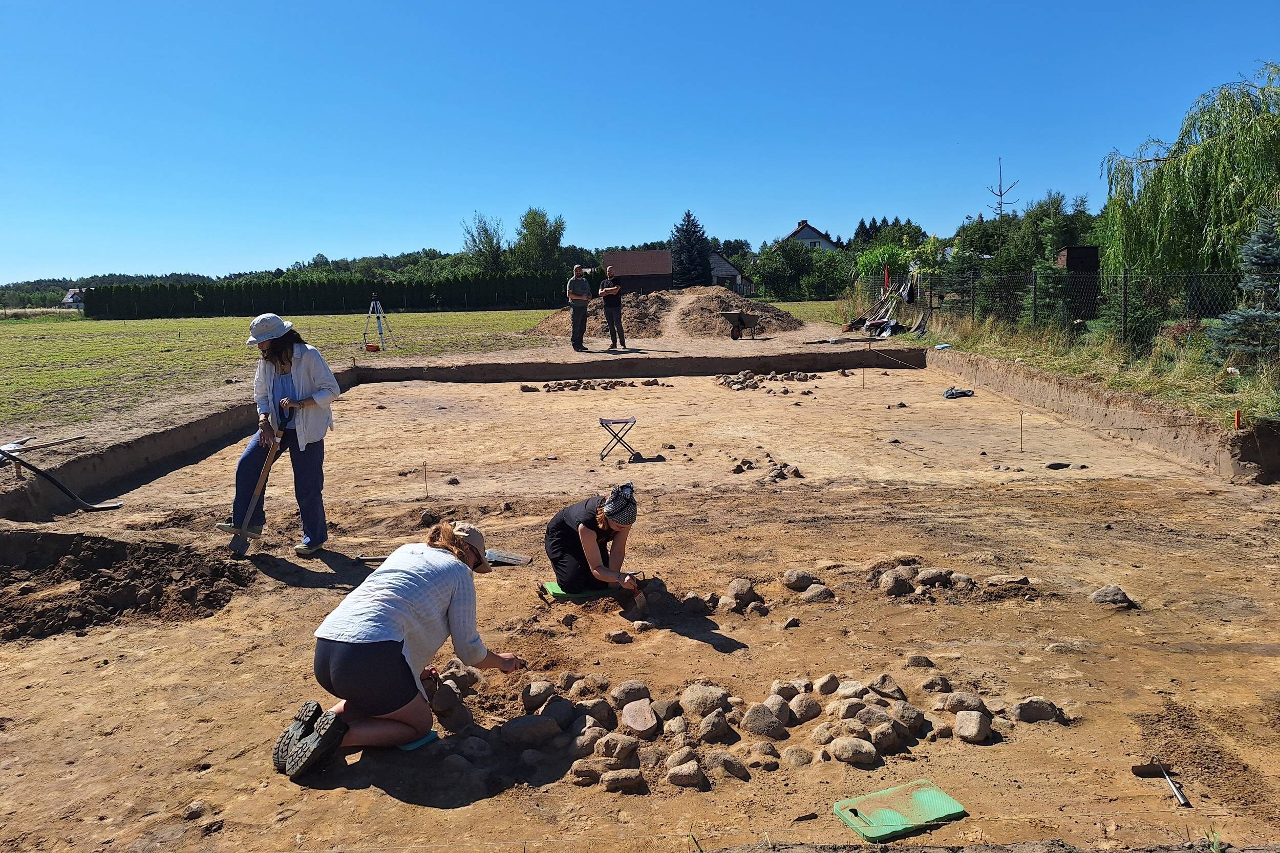 Archeolodzy odsłaniają kamienne konstrukcje grobów podczas wykopalisk w Kwiatkowicach w 2026 roku