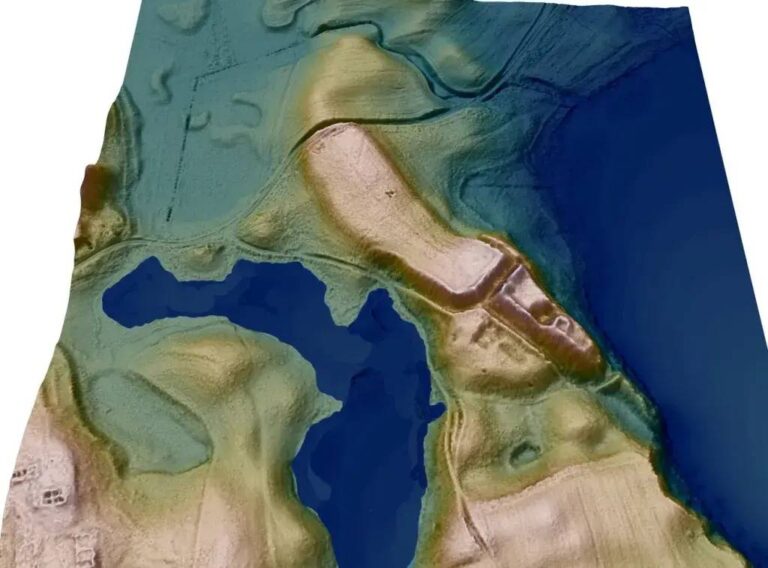 Cyfrowy model terenu przedstawiający wyniesienie nad jeziorem, gdzie znajdowało się średniowieczne miasto