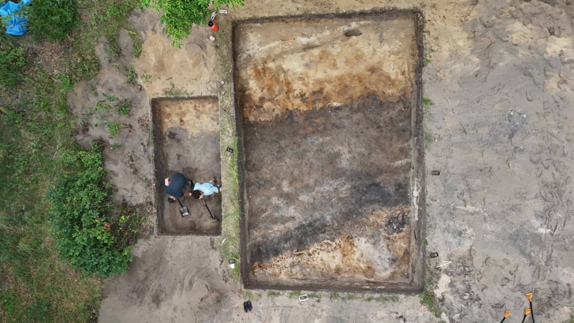 Widok z drona na dwa wykopy archeologiczne na stanowisku Łysa Góra koło Chorzel.