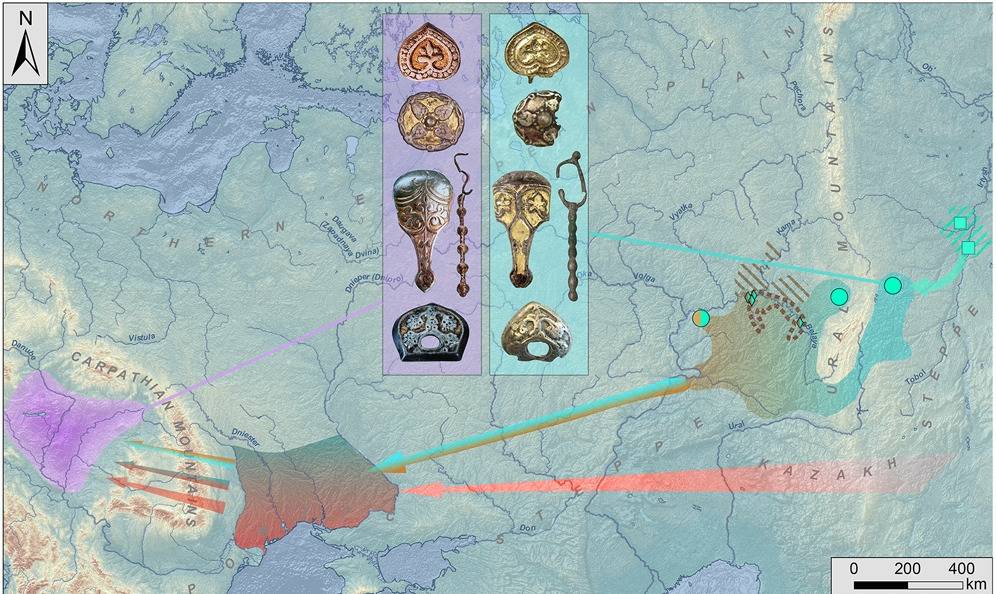 Mapa z zaznaczonymi obszarami osadnictwa Madziarów, stanowiskami związanymi z horyzontem Karajakupowo, strzałkami migracji i osią czasu od 1 do 1500 roku n.e. Grafika pokazuje genetyczne powiązania między południowym Uralem, regionem Wołgi-Kamy i X-wiecznymi Madziarami w Kotlinie Karpackiej.