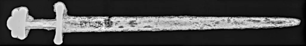 Radiogram wczesnośredniowiecznego miecza z Włocławka z widoczną inskrypcją na głowni oprac. © W. Ochotny)
