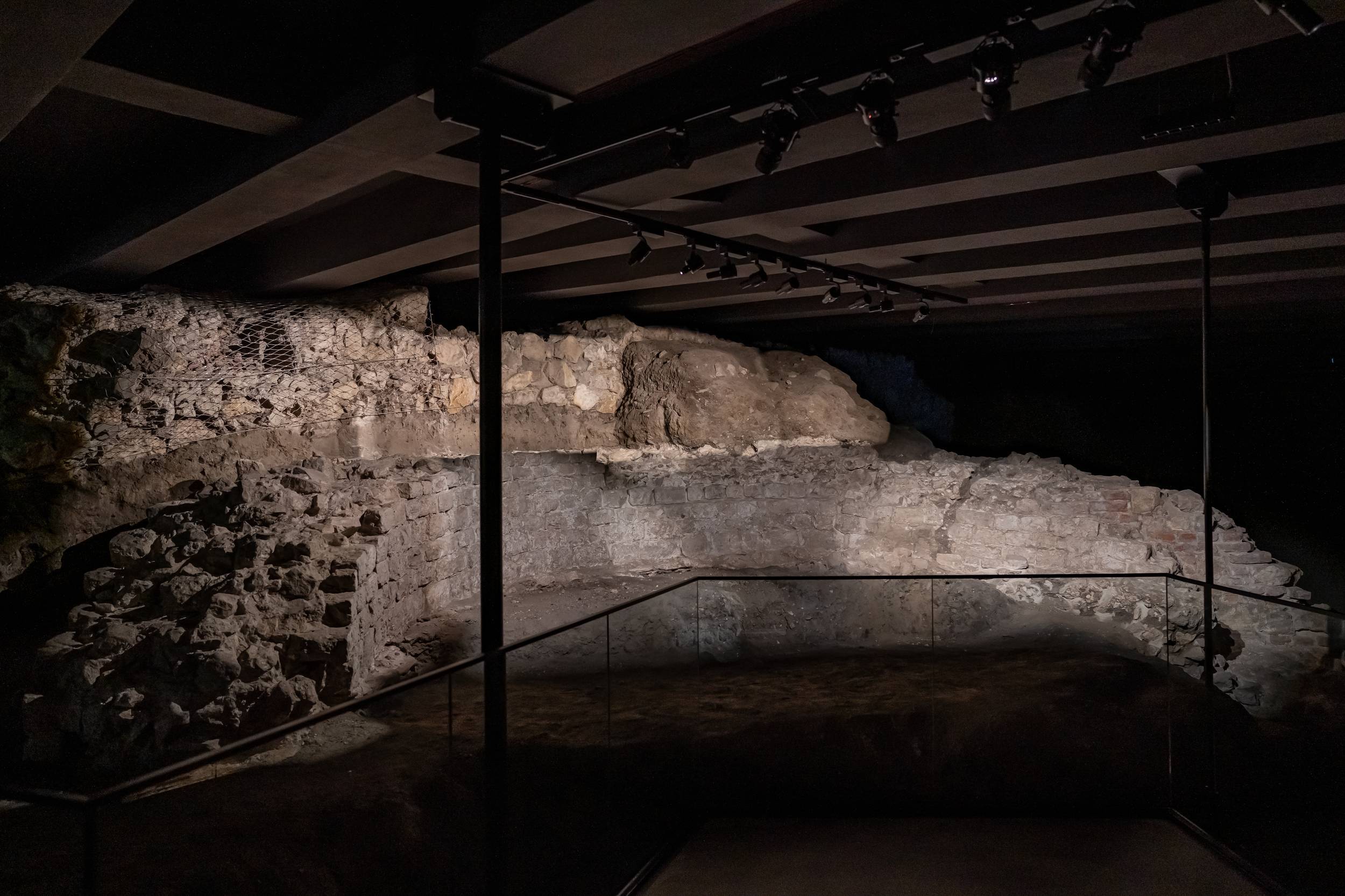 Monumentalne relikty murów obronnych z różnych epok są wręcz na wyciągnięcie ręki