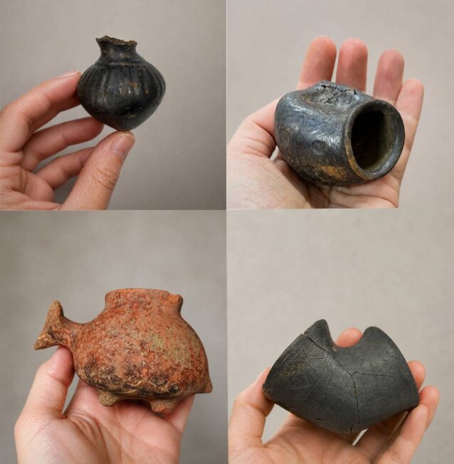 Cztery małe naczynia ceramiczne trzymane w dłoniach, o różnych kształtach i fakturach powierzchni.