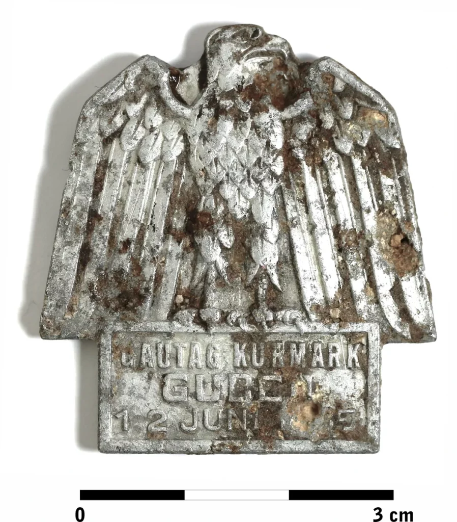 Odznaka z orłem, upamiętniająca zjazd NSDAP w Guben w 1935 r. Przedmiot odnaleziony na terenie AL Halbau przez Beatę z lokalnej grupy detektorystycznej w Iłowie, która wspierała nas w ostatnim tygodniu badań