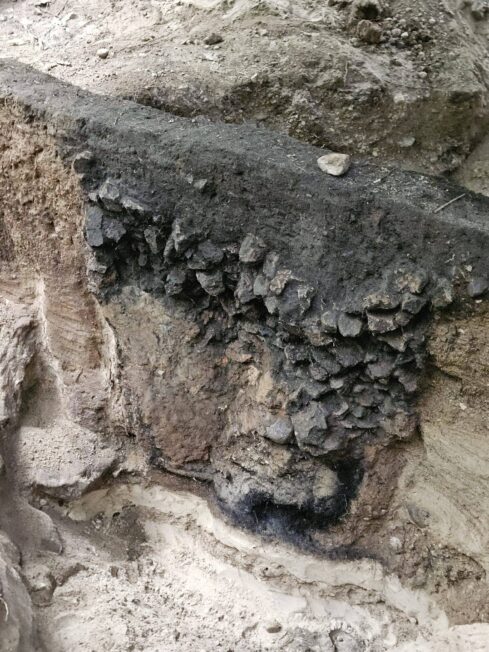 W jednym z odkrytych śmietników odkryto kilkadziesiąt kilogramów polepy