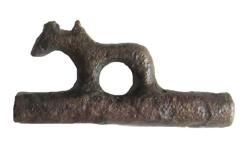 Figurka konika, być może dekoracja ostrogi typu lutomierskiego odkryta w Darominie