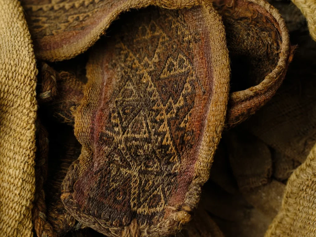 Dekoracyjny detal tkaniny wewnątrz grzebalnego tobola jednej z odnalezionych mumii