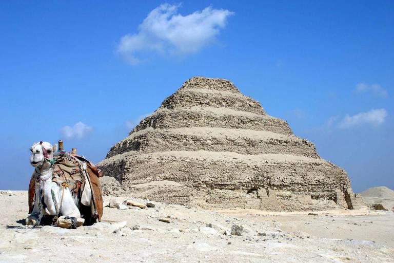 Budowlę w Sakkarze zbudowano około 2650 p.n.e., przy czym sześciokrotnie zmieniano jej plany (ryc. Charles J Sharp [CC BY-SA 3.0], via Wikimedia Commons)