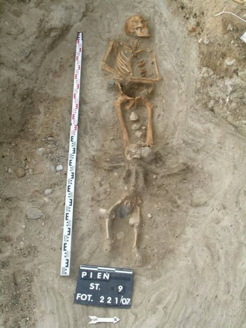 Podwójny pochówek mężczyzny z dzieckiem odkryty na cmentarzysku