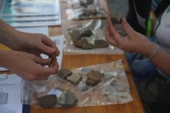 Bezpośredni kontakt z zabytkami zawsze budzi największe zainteresowanie. Prezentacje znalezisk i wspólne ich oglądanie nigdy nie zastąpi nawet najlepszego podcastu (fot. R. Biel)