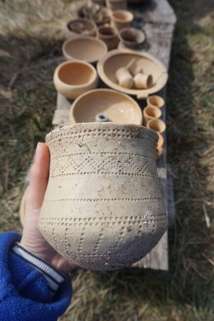 Proponowana rekonstrukcja pucharu dzwonowatego ze stanowiska 6 w Supraślu. Oryginalnie zachował się tylko fragment dolnej części naczynia, a ornament powyżej niezdobionego pasa został zasugerowan