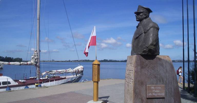 Pomnik gen. Józefa Hallera i słupek zaślubinowy (fot. Jan Jerszyński / CC BY-SA)