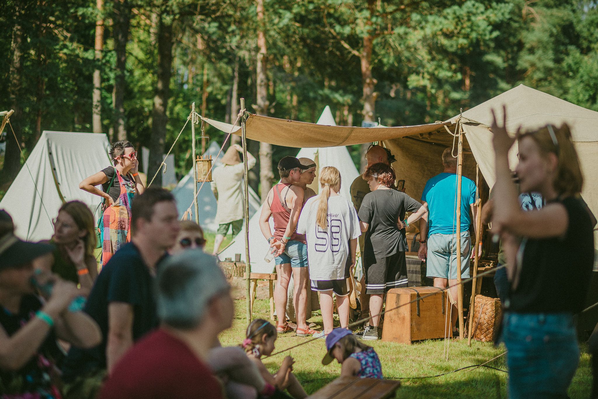 Strefa rzemiosła i rekonstrukcji – uczestnicy festiwalu poznają także realia życia w pradziejach