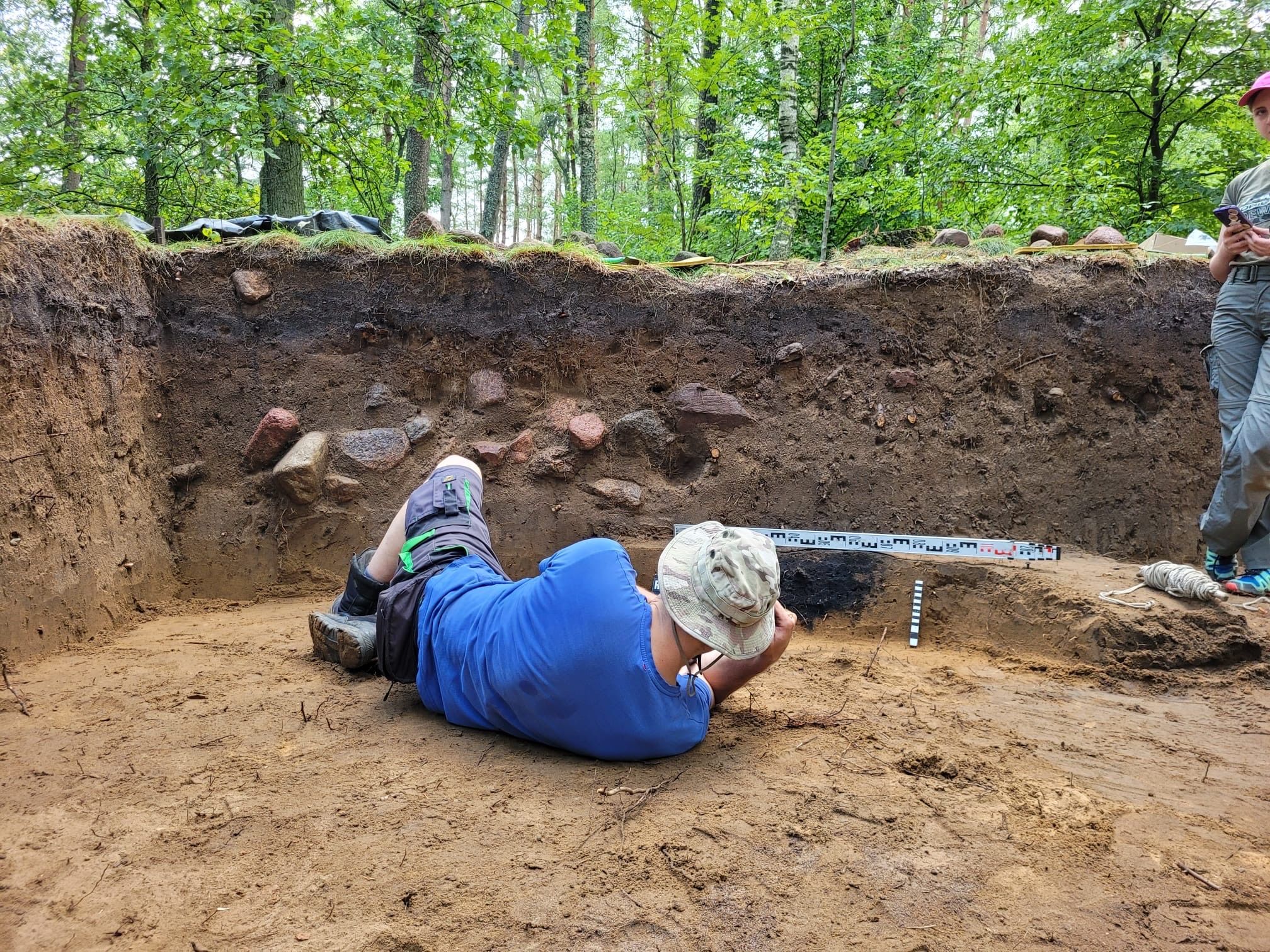 Dokumentacja profilu jednego z odkrytych obiektów archeologicznych