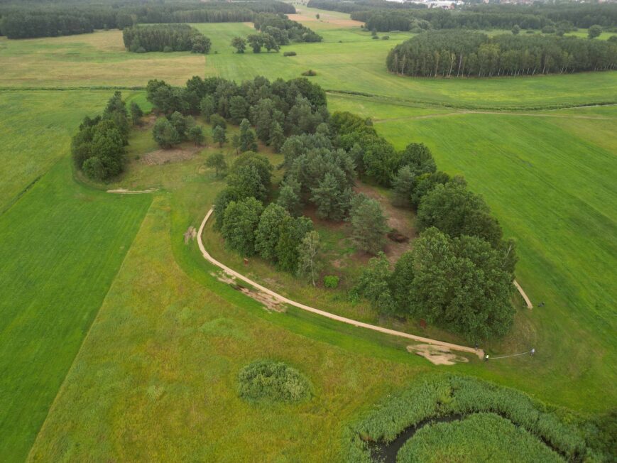 Panorama Łysej Góry pod Chorzelami, piaszczystego wyniesienia otoczonego łąkami i lasami.