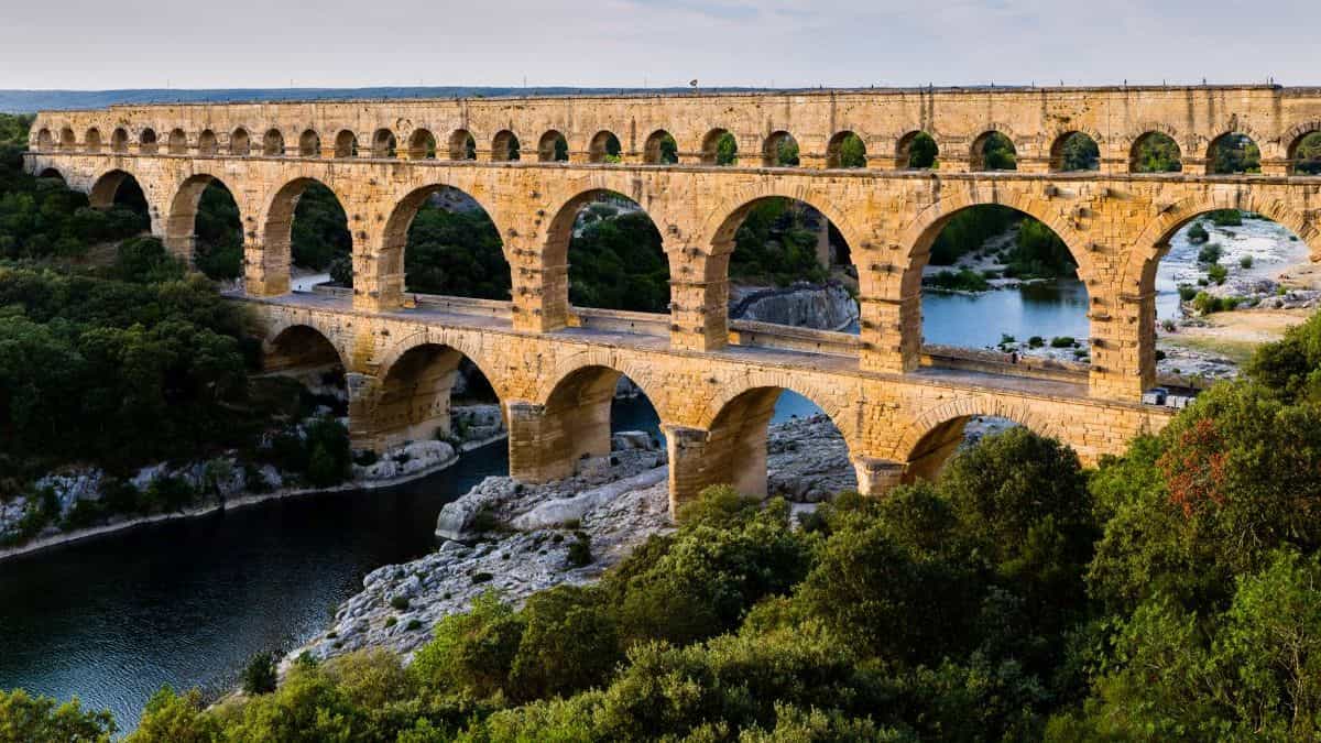 Jeden ze słynniejszych starożytnych rzymskich akweduktów w dzisiejszym Pont du Gard