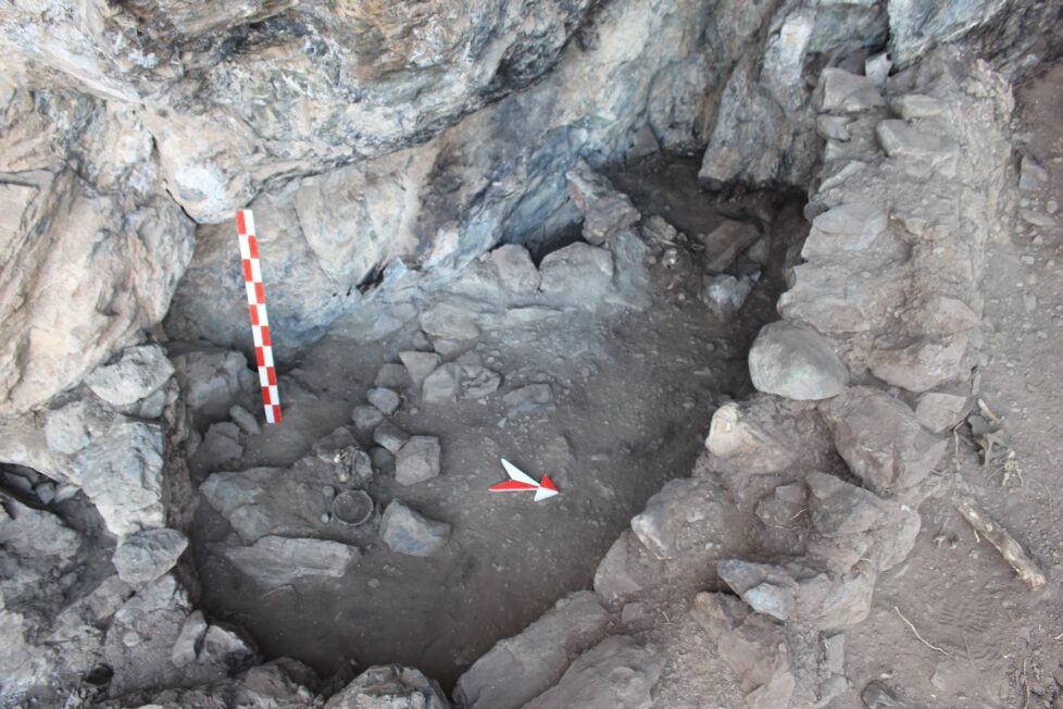 Kamienna obstawa grobowca (fot. D. Sieczkowska-Jacyna)