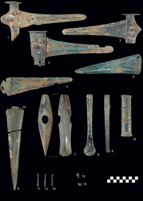Skarb z Muszkowa z wczesnej epoki brązu: berła sztyletowe, sztylet, siekierki, dłuto, fragment metalowego trzonu oraz nity