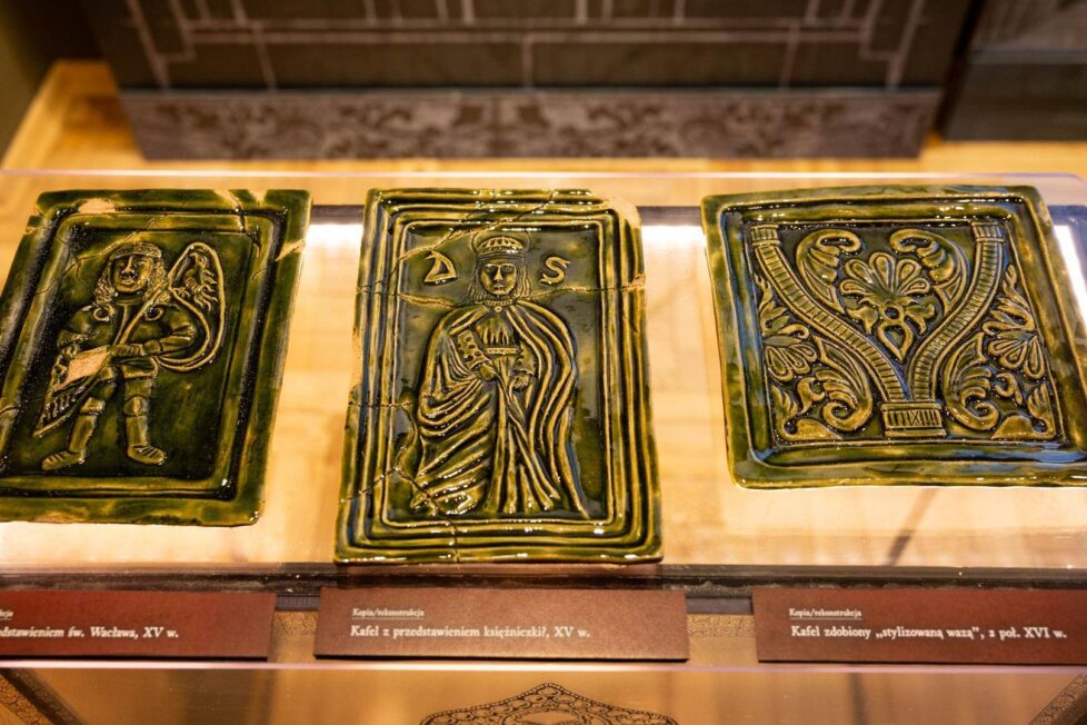 Średniowieczne kafle piecowe z reliefowymi przedstawieniami na wystawie w Opolu.