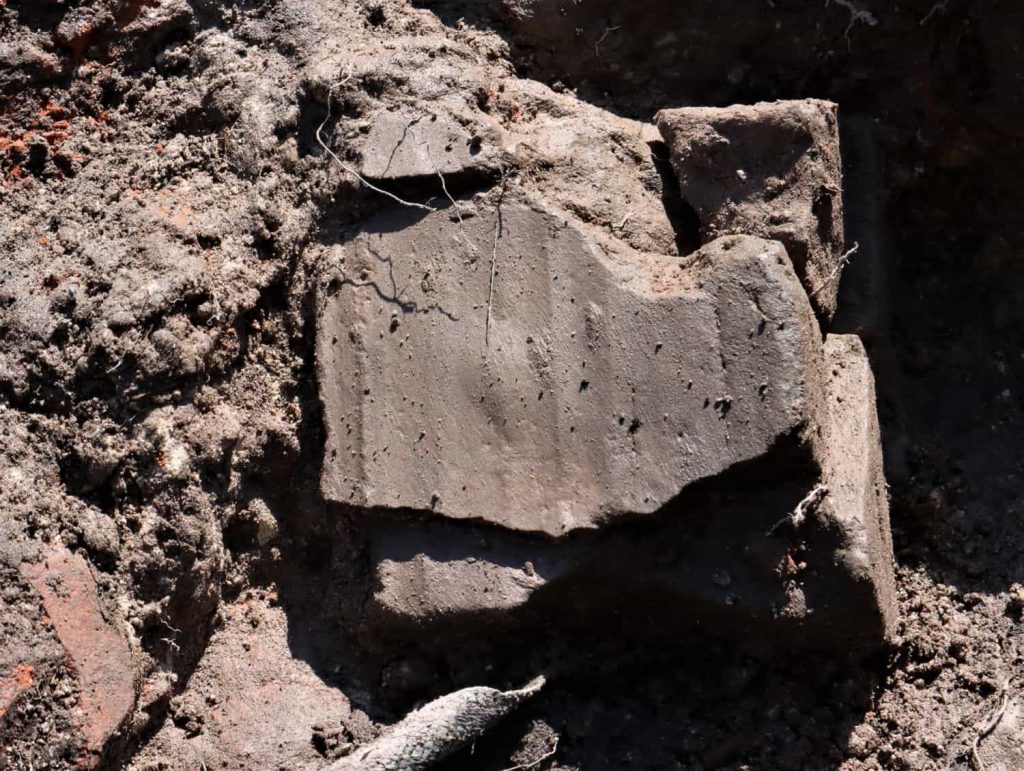 Fragment cegły palcówki odkrytej podczas badań
