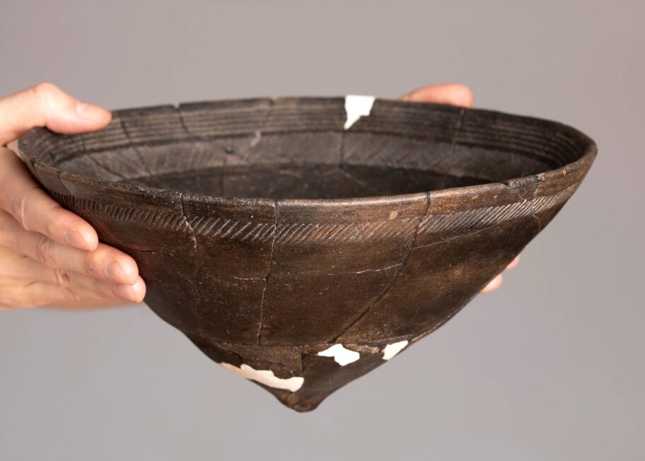 Puchar szerokootworowy o ostrym dnie odkryty w jamie 643 w Markowicach