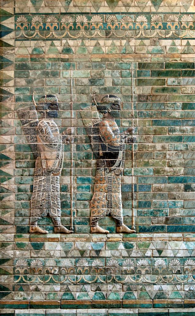Łucznicy perscy, fryz z pałacu Dariusza w Suzie znajdujący się Luwrze, datowany na ok. 510 p.n.e. (domena publiczna)