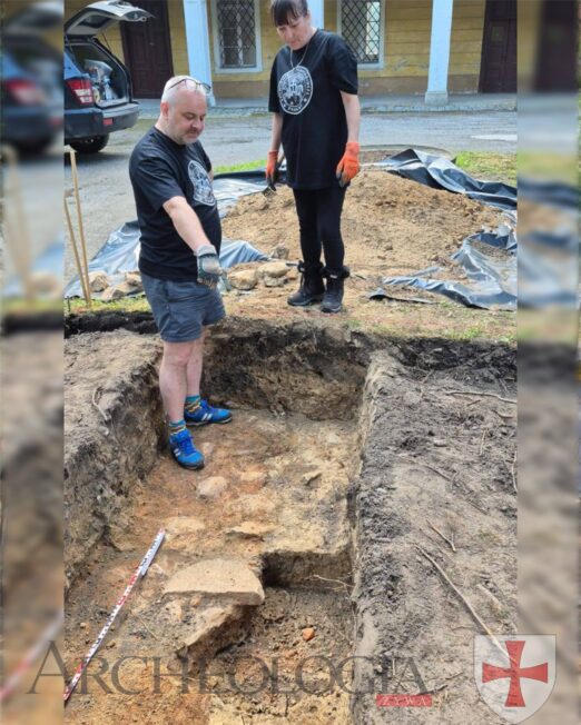 Pod powierzchnią dziedzińca jamę grobową i fundamenty murów