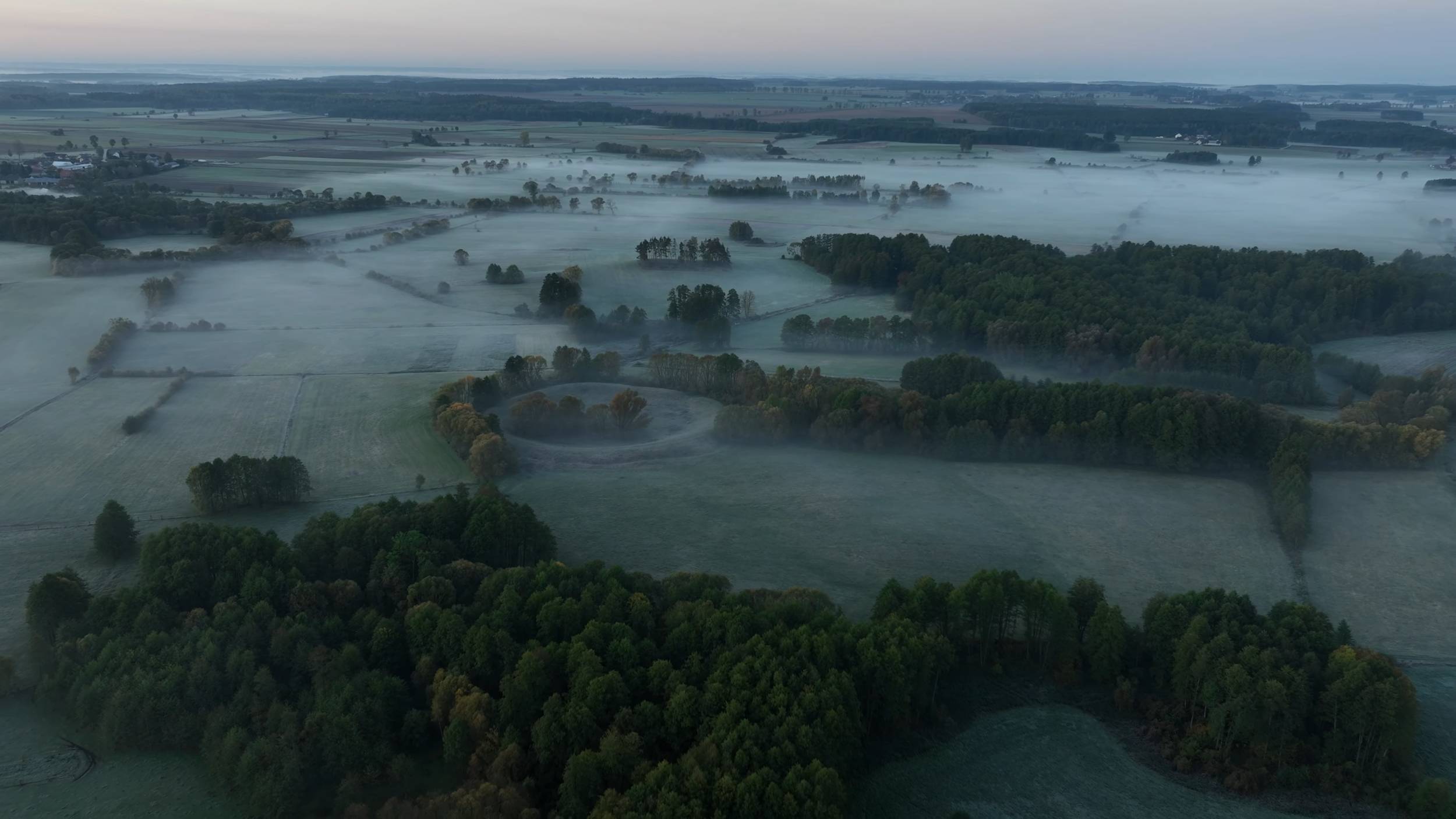 Stanowisko jest wyjątkowym miejsce na pograniczu Mazowsza i dawnych Prus, które do dziś zachwyca swoim krajobrazem i bogatą historią (reż. Miron Bogacki)