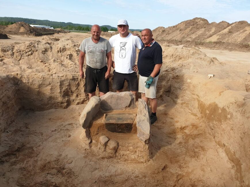 Grób z unikatową urną domkową eksplorowali pracownicy techniczni - Jurek, Tomasz i Zdzisław (fot. Fundacja Dziedzictwa Archeologicznego)