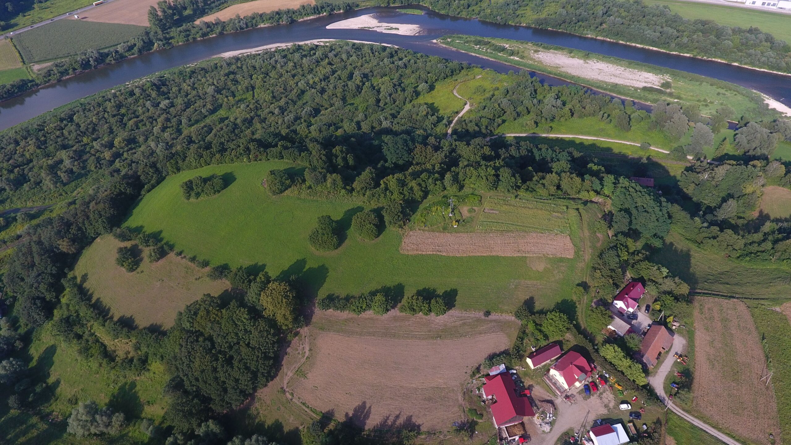 Towarzystwo Karpackie, Instytut Archeologii Uniwersytetu Jagiellońskiego, Dom Sądecki w Zarzeczu