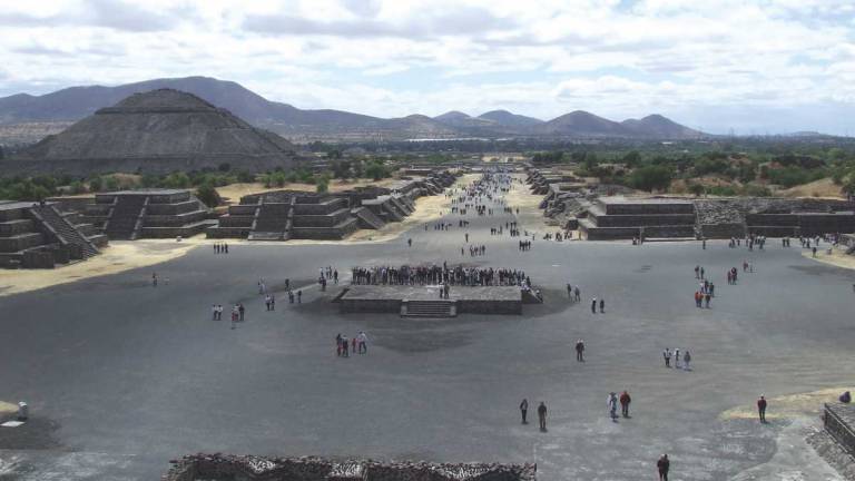 Teotihuacan - widok z Piramidy Księżyca na Aleję Zmarłych z Piramidą Słońca po lewej stronie